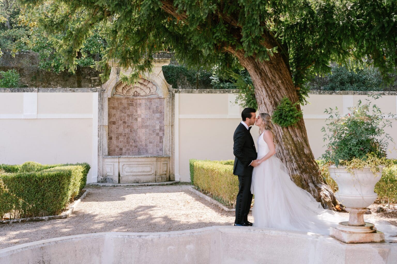 Intimate moment between bride and groom under the shade of a tree at the Palace of Correio-Mor Intimate moment between bride and groom under the shade of a tree at the Palace of Correio-Mor