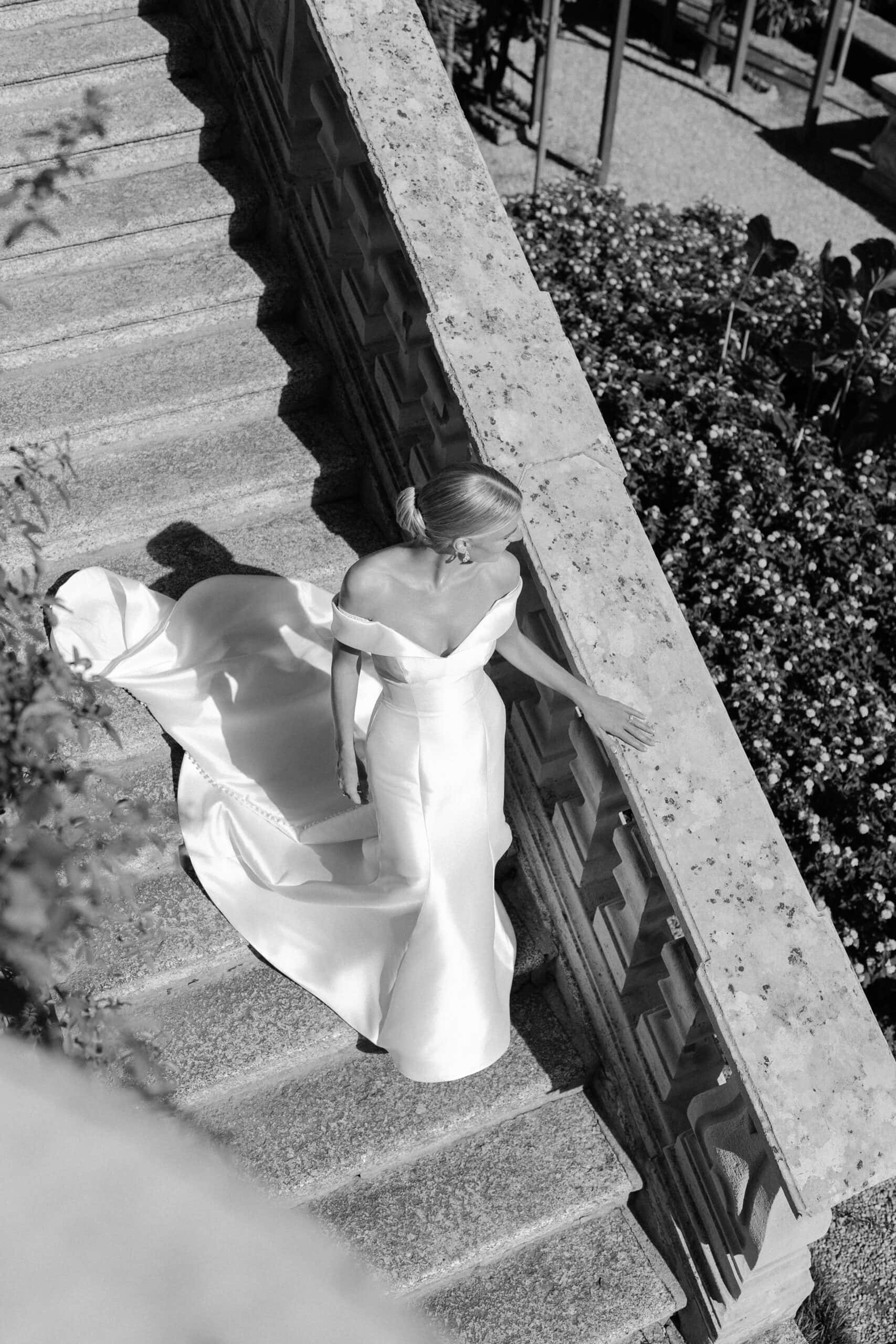 Bride walking down Villa Carlotta’s grand staircase, timeless bridal portraits, and family wedding moments overlooking Lake Como.