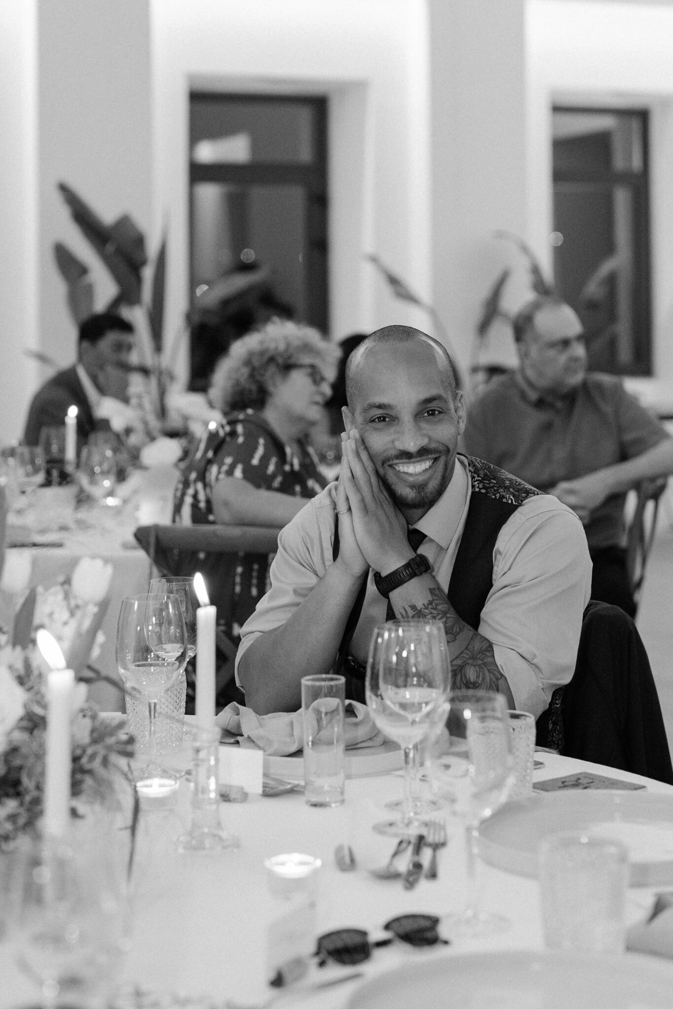 Wedding guest smiling at dinner table black and white photo Portugal Quinta do Gradil