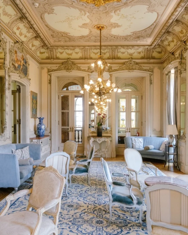 Stepping into this room at Pestana Palace @pestanapalace in Lisbon feels like opening the pages of a timeless story.
The delicate detailing on the ceilings, the soft dance of gold with pastel tones, and the effortless harmony of elegance and comfort create a space that’s pure magic.
Every inch whispers history, beauty, and possibility. As a photographer, I can’t help but dream of the love stories and celebrations that could unfold in a place like this. For anyone envisioning a setting that feels as grand as it does intimate, this palace is perfection. I feel so fortunate to create and capture memories in places that inspire this deeply! ✨🏛